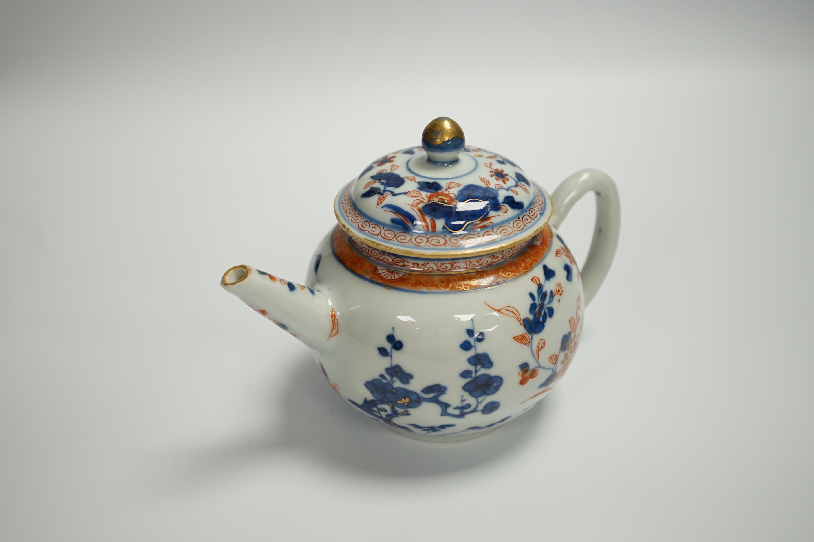 A Chinese Imari teapot and cover, Qianlong period, 12.5 cm high